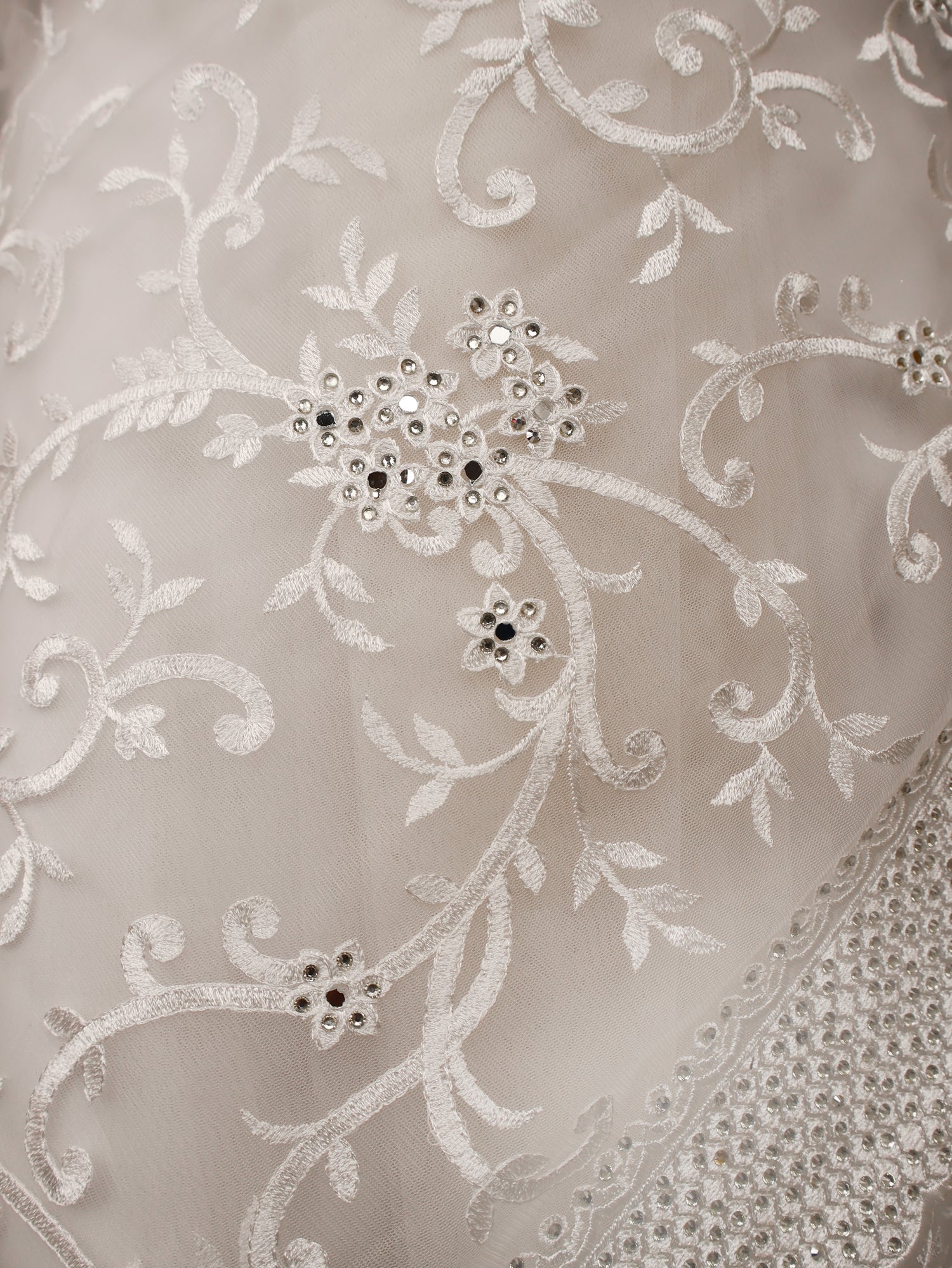 Designer Saree with Kundan & Heavy Thread Work Embroidery Work by Shreekama White Designer Sarees for Party Festival Wedding Occasion in Noida